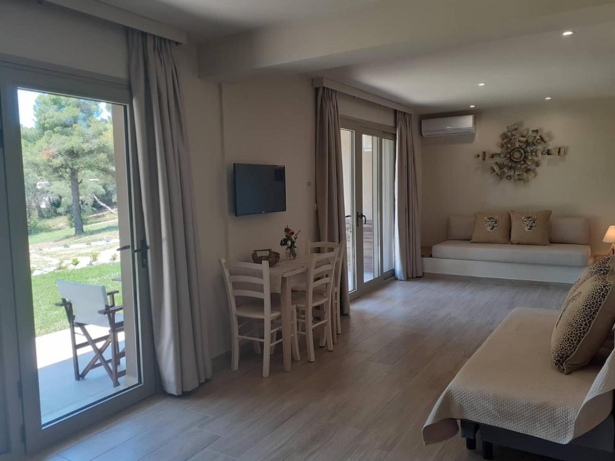 Forest Resort Suites Skiathos 特劳洛斯 外观 照片